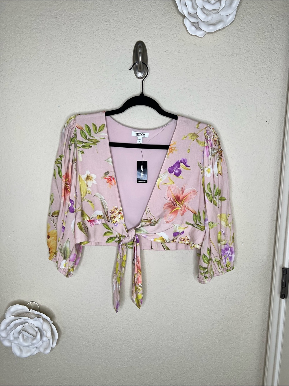 NTM: NWT Express Edition Floral Tie Front Crop Top Balloon Sleeve Blouse Size M